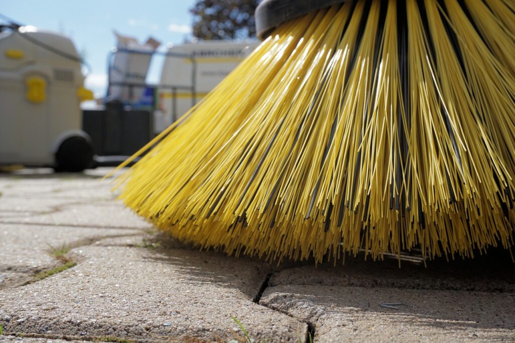 sweeper 1687444 1280 1024x682 - Wartung von Außenanlagen: Warum regelmäßige Pflege langfristig spart